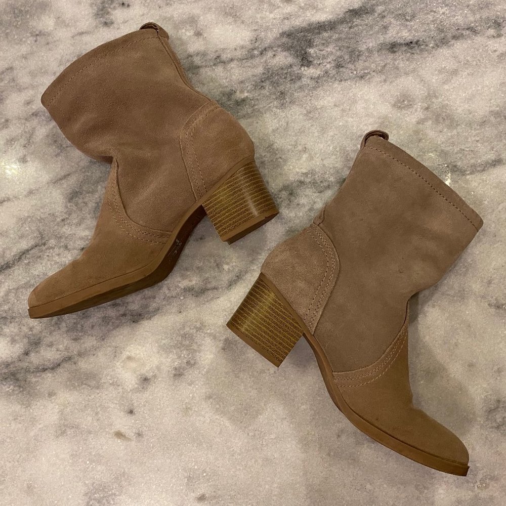 White Mountain Bernata taupe suede ankle boot 10M